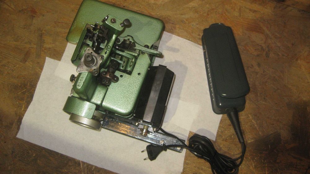 zabytkowa maszyna do szycia overlock