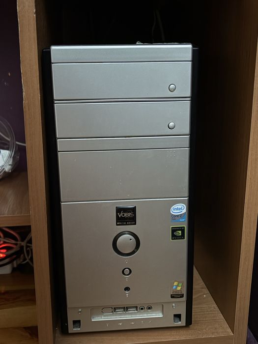 Komputer stacjonarny windows xp z ekranem