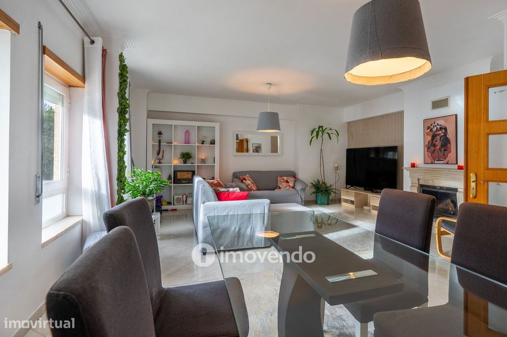Apartamento T2 com estacionamento e terraço, em Vialonga