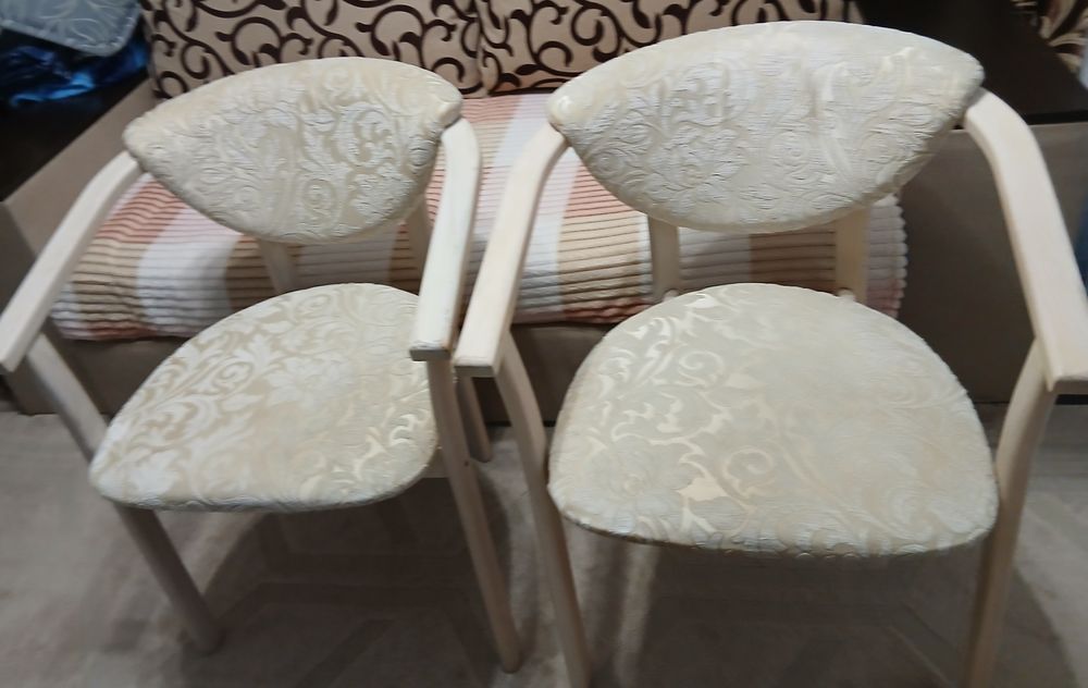 Продам два кухонні стільці в доброму стані. .