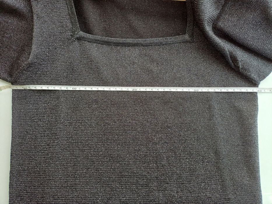 Camisola curta de manga curta e gola quadrada de cor preta com brilhantes (M)