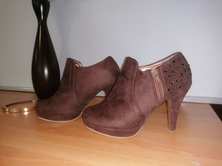 Botas castanho em pele