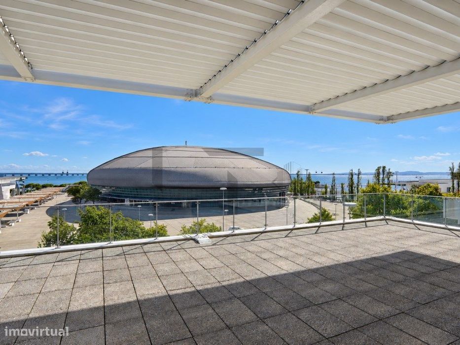 Escritório com Terraço e Vista Rio para Arrendamento junto ao Starb...
