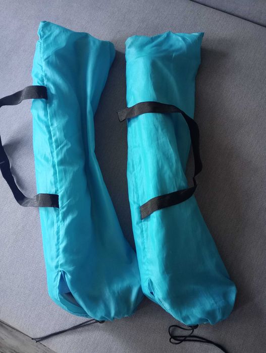 dwa składane leżaki