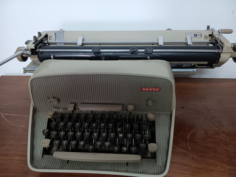 Máquina de Escrever Antiga Messa M-1 (Carro Longo) – Vintage