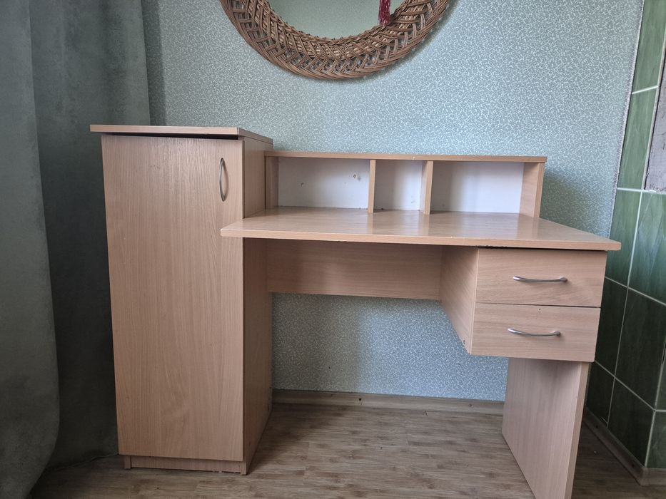 Письмовий стіл з тумбою