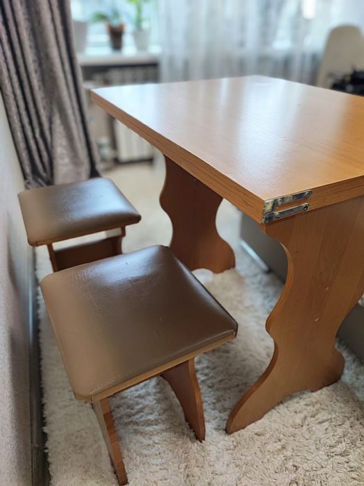 Кухонний стіл та дві табуретки