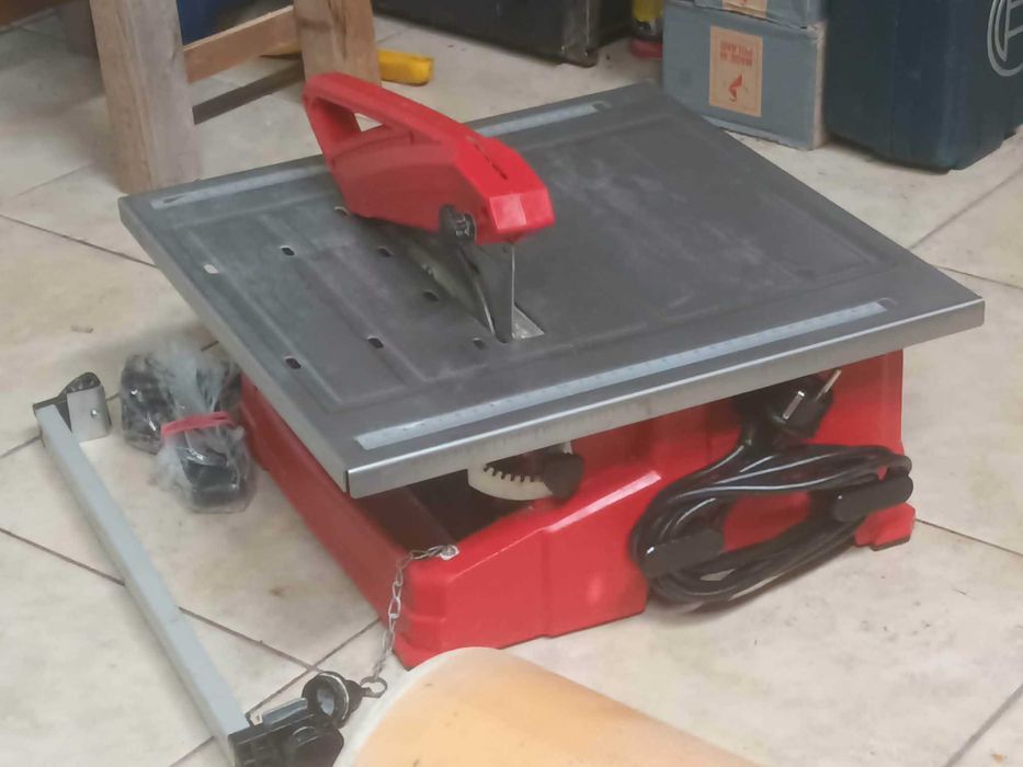 Przecinarka do glazury na mokro elektryczna.