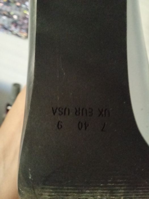 Bota cano alto usada uma vez numa festa