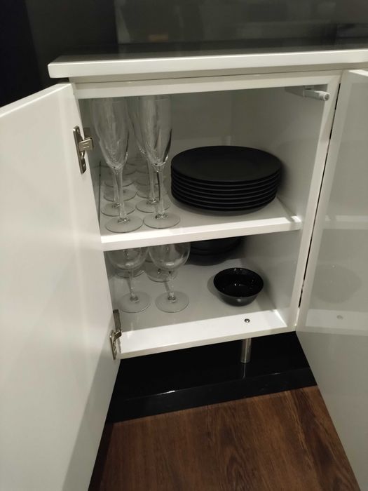 Móvel Moderno Preto e Branco de apoio a Sala de Jantar