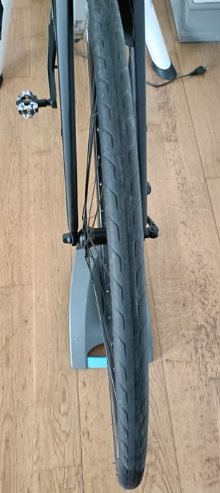 Bicicleta estrada Triban rc120 e rolo tacx Flow Smart