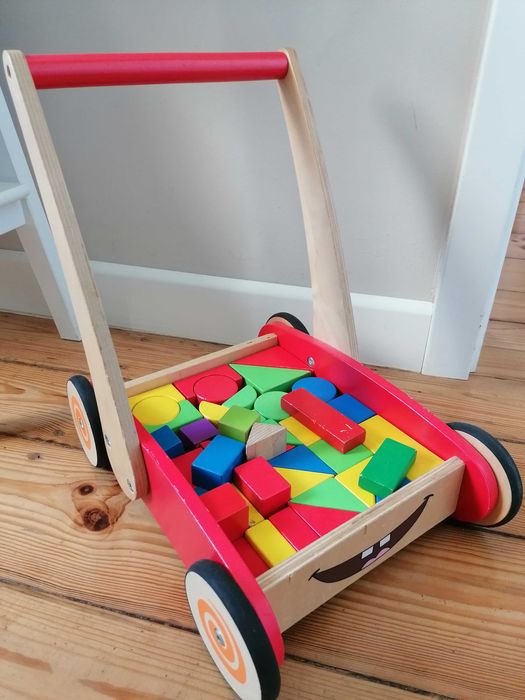 Drewniany chodzik, pchacz z klockami
