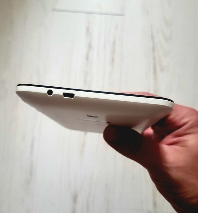 Asus MeMO Pad 7 (K01A)  + чохол