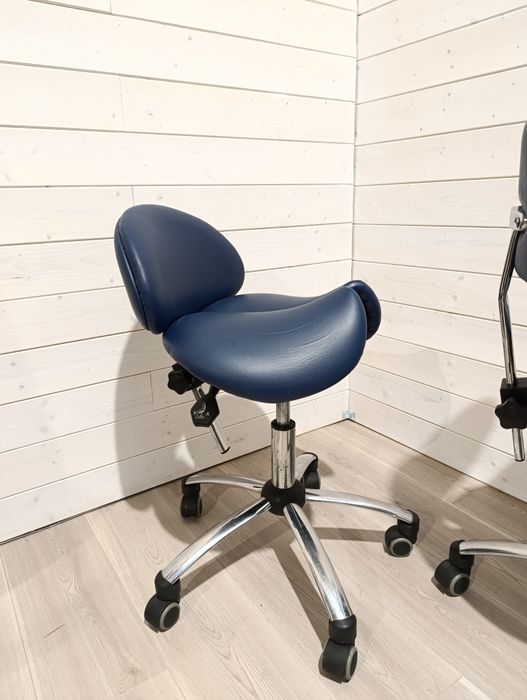 Krzesło,Taboret siodłowy z oparciem regulowany.