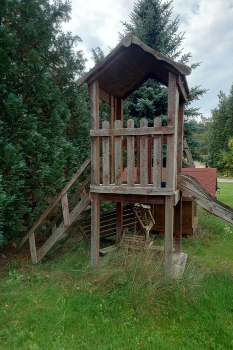 Plac zabaw  domek huśtawka piaskownica