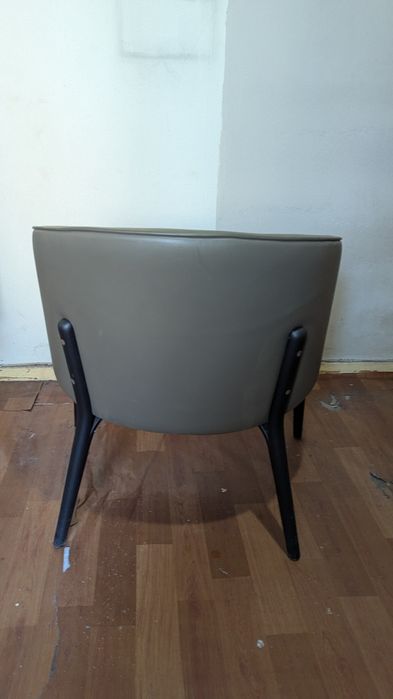 Cadeirão em pele natural