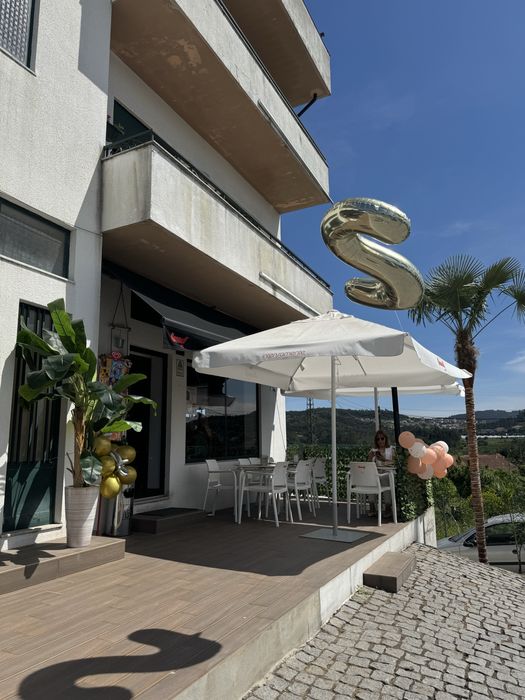 pastelaria moderna e acolhedora