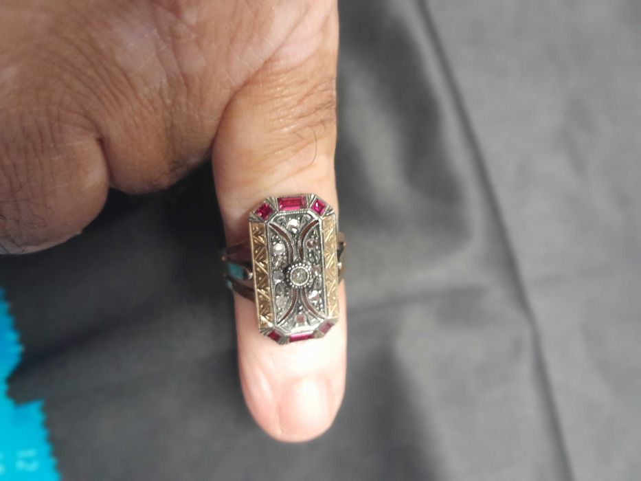 Anel de Ouro Vintage com Rubis e Diamantes