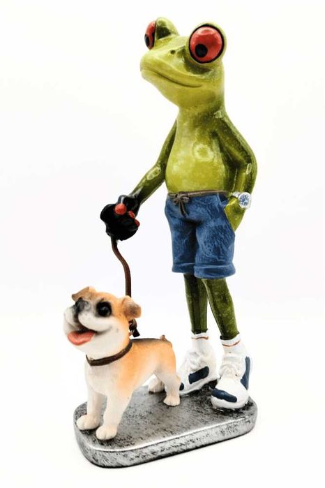Figurka żaba na spacerze z pieskiem