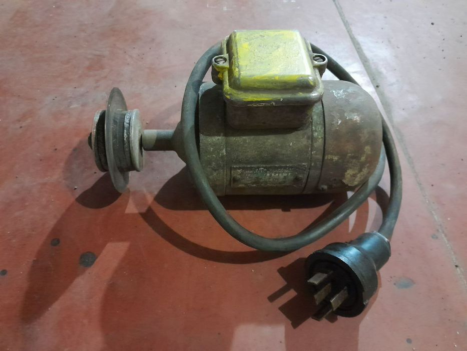 Продам двигатель 220в с заточным диском