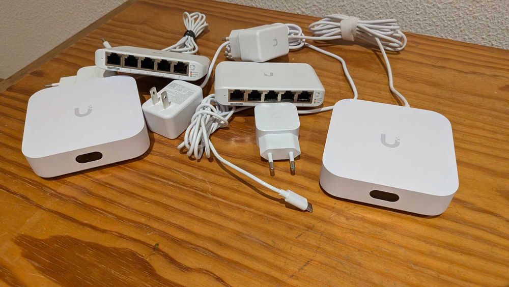 Ubiquiti Unifi Express (router+AP) + Flex mini (switch) Coimbra (Sé ...