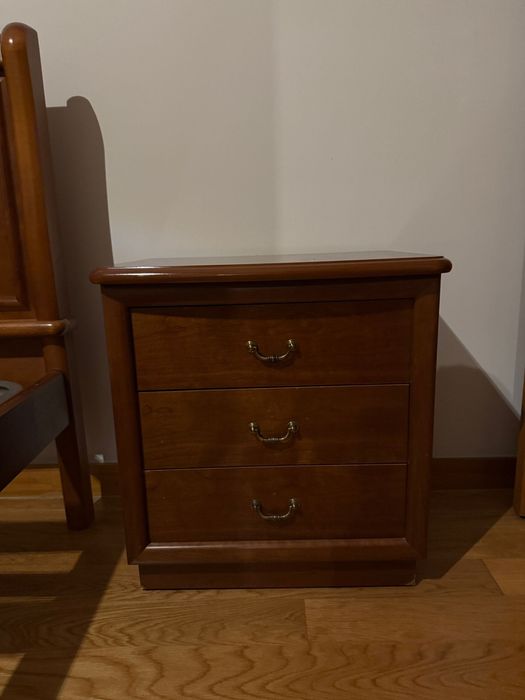 Cama de Casal, mesa de cabeceira e cómoda