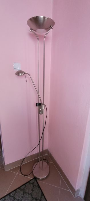 Lampa stojąca podłogowa.