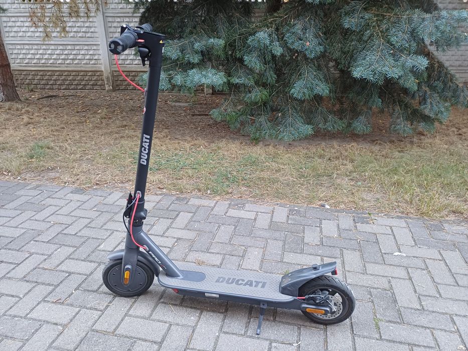 Hulajnoga elektryczna DUCATI Pro I Evo 350W 8.5"