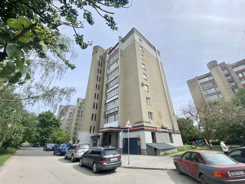 Продається 3к. квартира вулиця Хоткевича, Надвірнянська поруч Школа, цегляний будинок