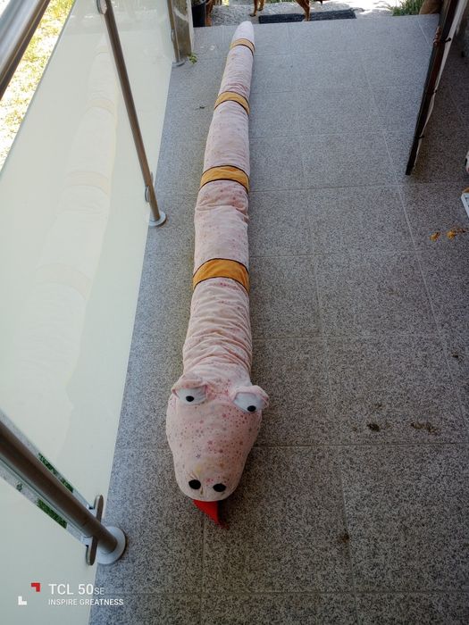 Peluche gigante com 2,50 de comprimento.