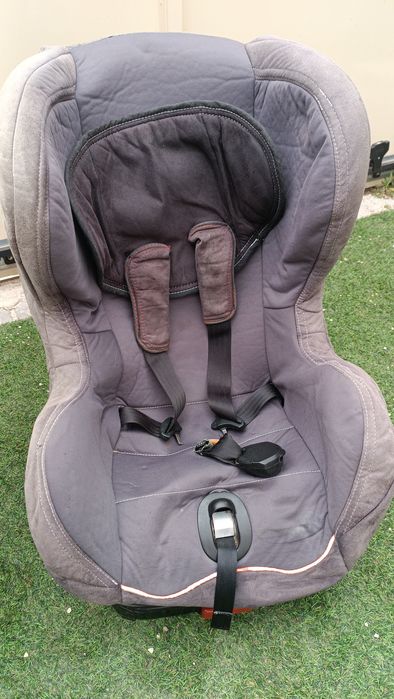 Cadeiras auto usadas, em estado satisfatório. 40€ as duas, 25€ em separado.