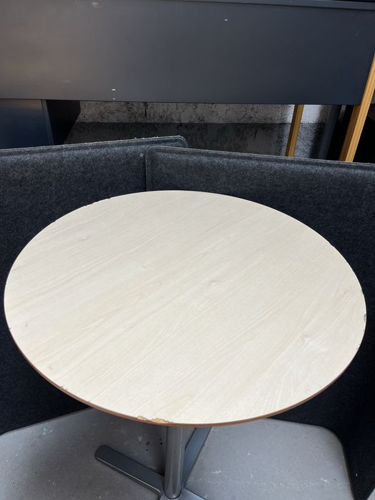 Mesa redonda de madeira de pé alto