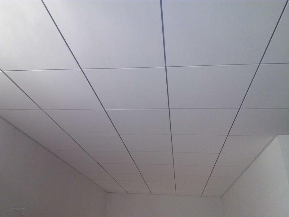 Sufit podwieszany kasetonowy z montażem od 90,00
Rockfon Armstrong AMF