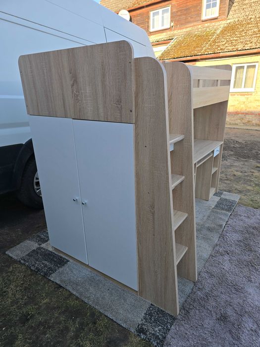 Łóżko piętrowe typu antresola z wbudowanym biurkiem i szafkami