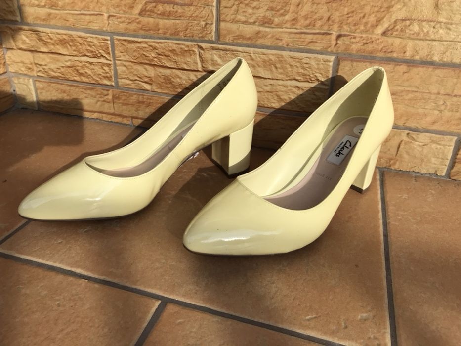 Żółte lakierowane buty czółenka od Clarks w roz 41