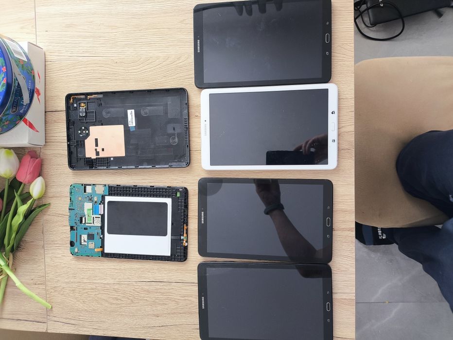 Tablety Samsung T560- Zestaw 5 szt., nie włączają się