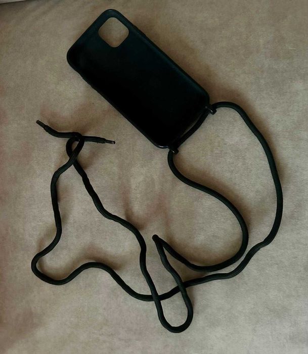 Silikonowe etui na iPhone 11 z paskiem – praktyczne i wygodne