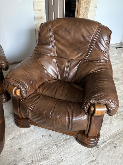 Komplet wypoczynkowy skórzany brazowy + stol drewniany