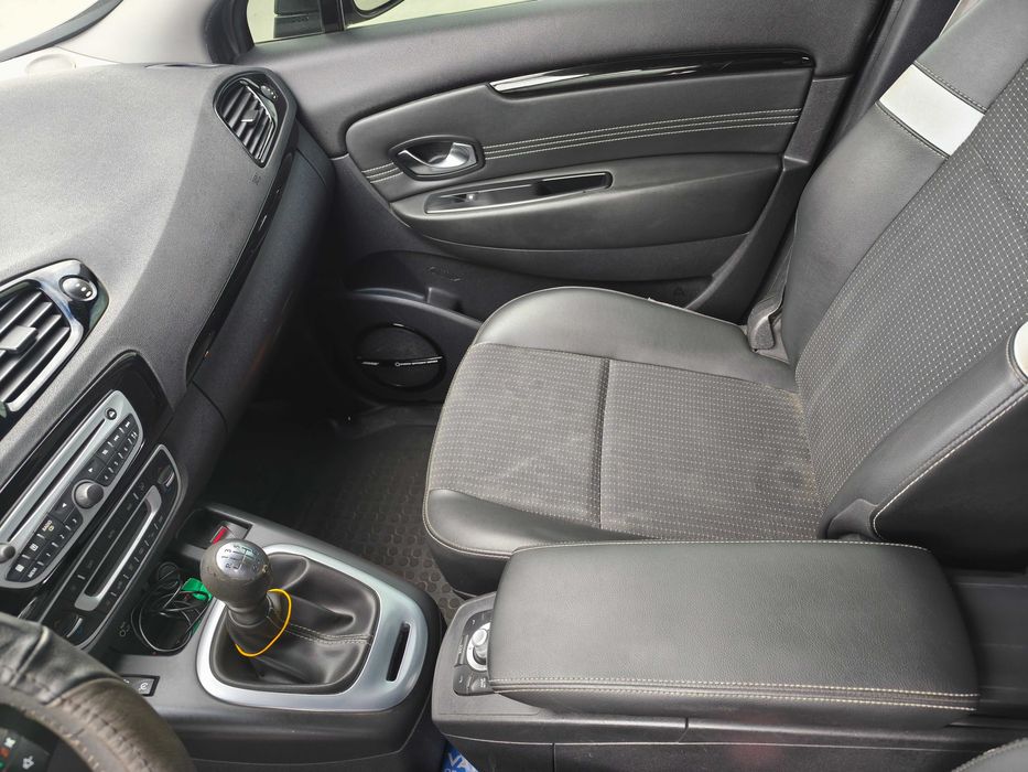 Продам своє авто Renault Grand Scenic 2011 року. максимальна комплектація 7 місць.