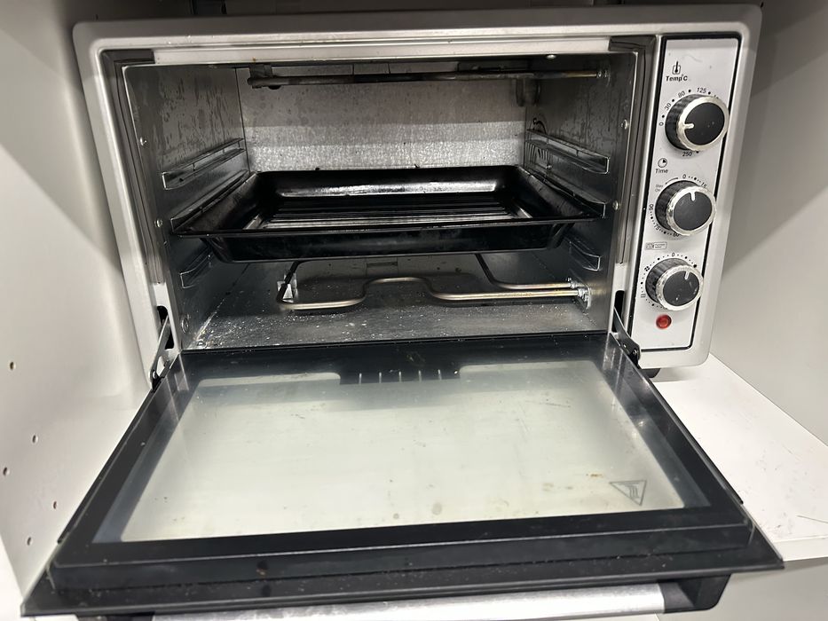 Forno pequeno da eletronia