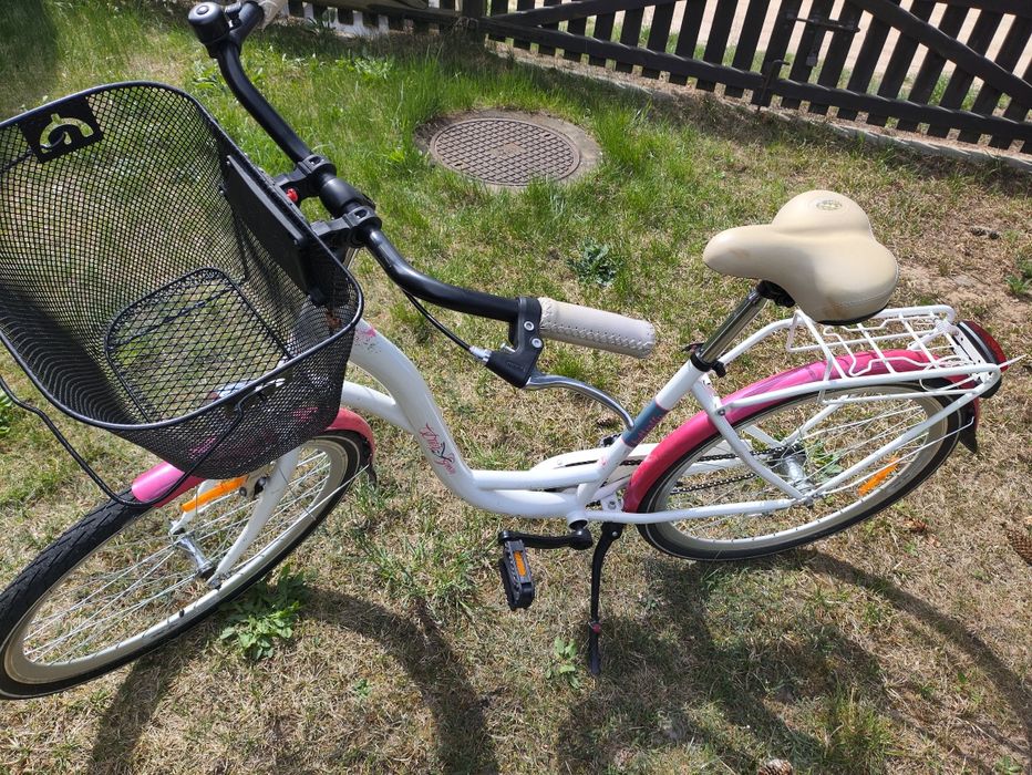 Rower damski z koszykiem.