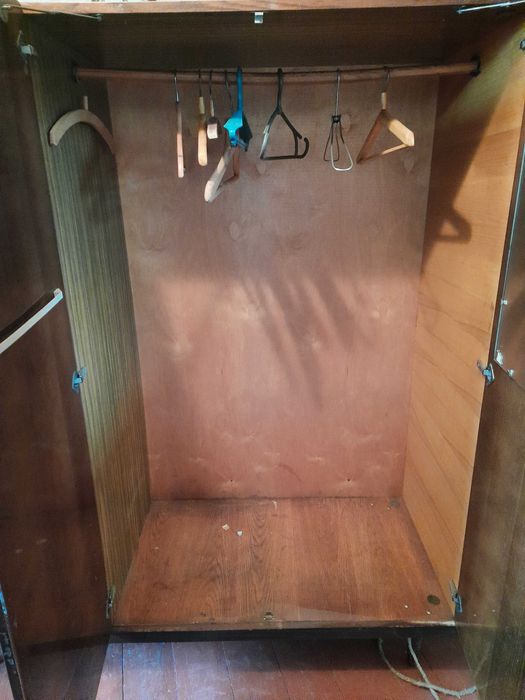 Продам дві шафи.