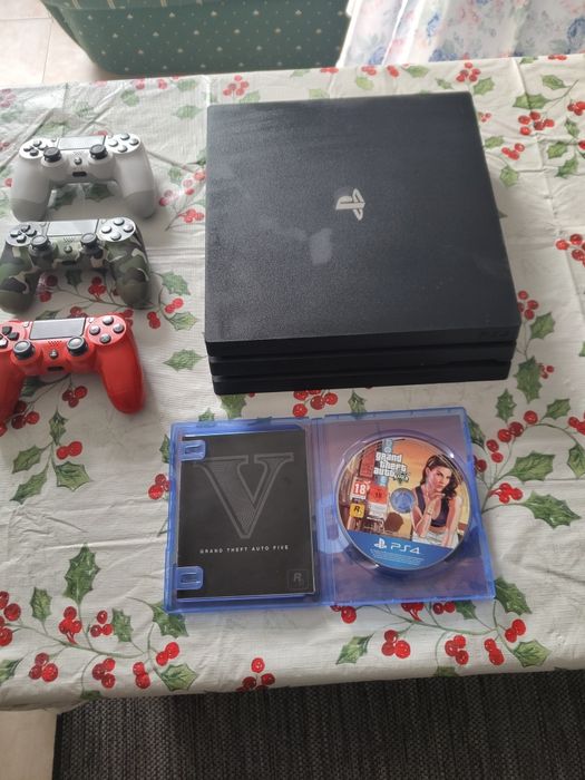 PlayStation 4 Pro 1TB + 4 Jogos + Comando + Cabos