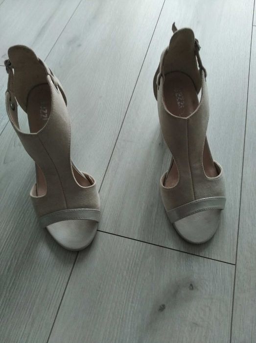 Buty na słupku r. 36/37 beżowe