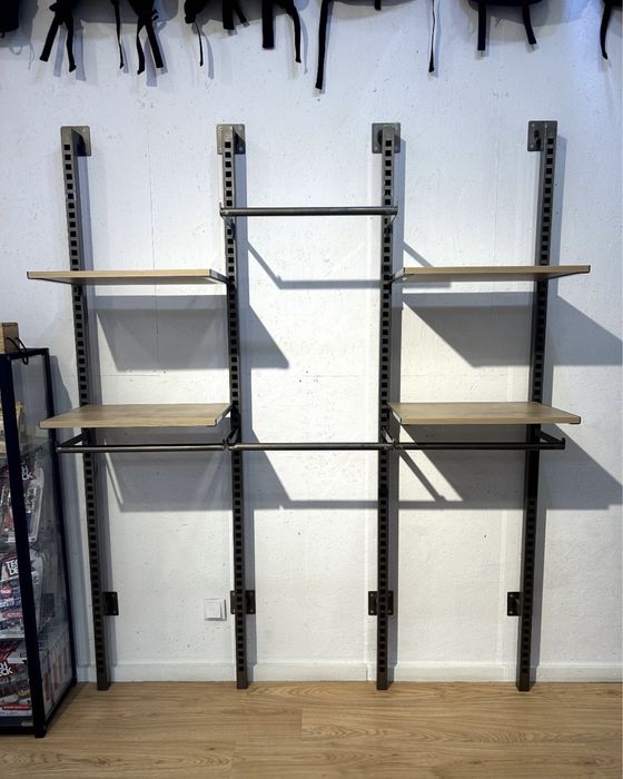 Sistema de expositores e prateleiras de loja para roupa