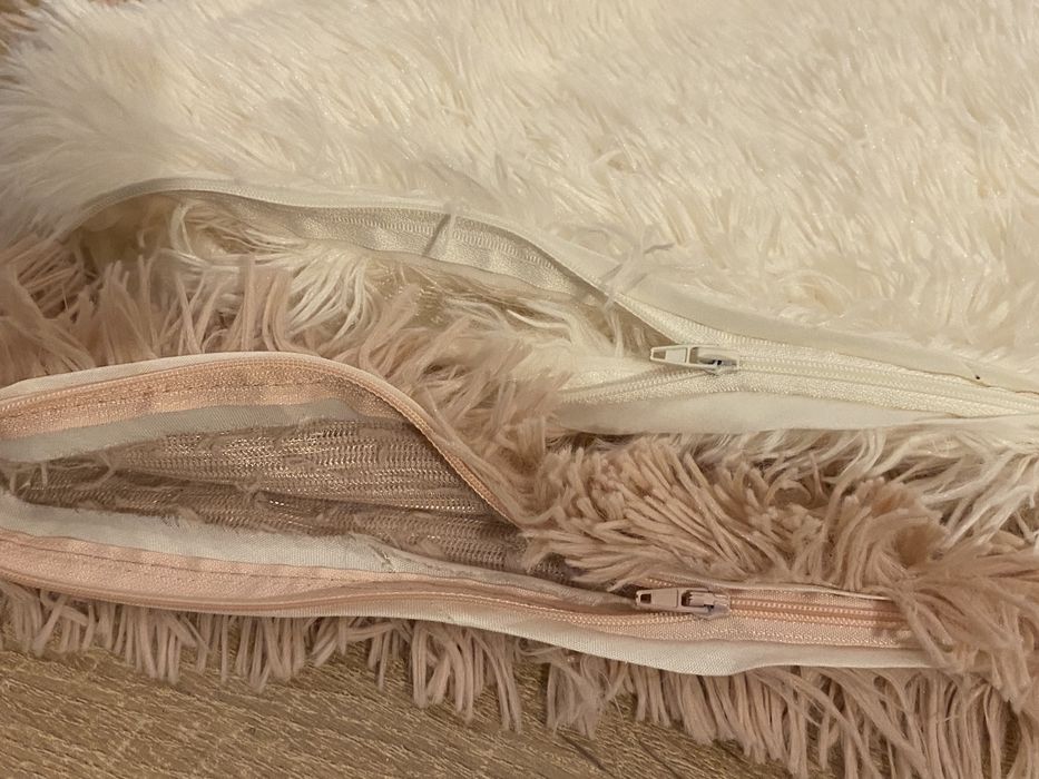 Poszewki pluszowe biała i różowa na zamek