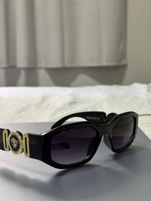 Óculos de Sol Versace Preto com Detalhes Dourados