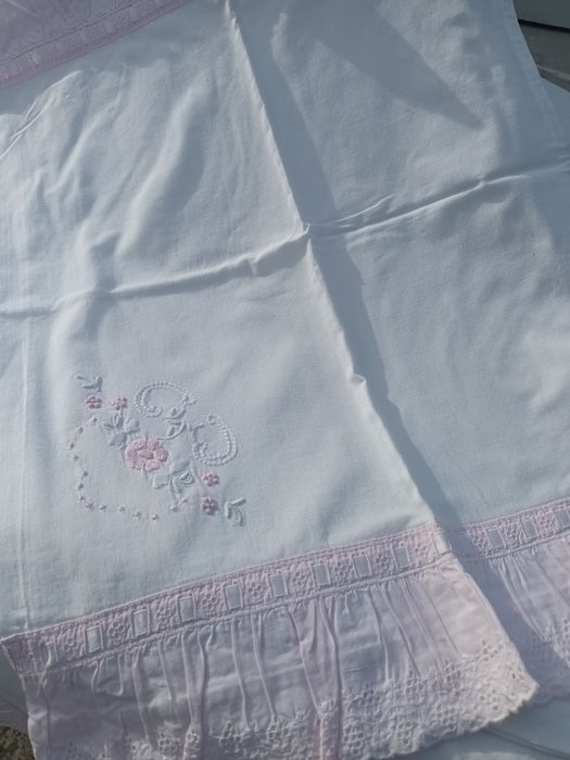 Lençóil e 2 almofadas em algodão com folho e bordado