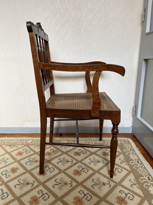 Cadeira de braços em palhinha