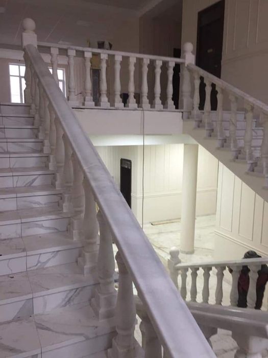 Сходи з граніту та мармуру.